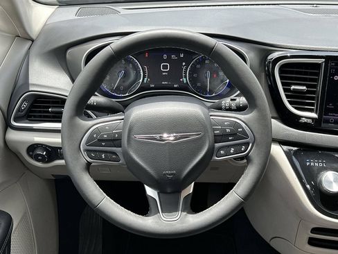 Used 2022 Chrysler Pacifica Touring-L FWD image 14