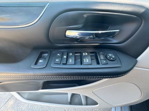 Used 2016 Dodge Grand Caravan SE FWD image 26