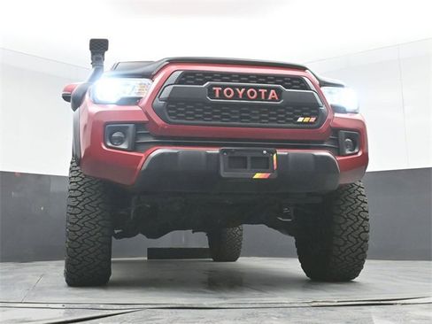 Used 2017 Toyota Tacoma TRD Off-Road w/ Tow Package (A/T) image 43