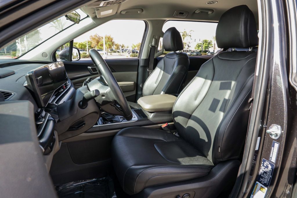 Used 2025 Kia Carnival FWD image 17