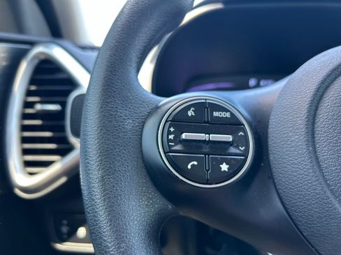 Used 2025 Kia Soul LX w/ LX Technology Package FWD image 14