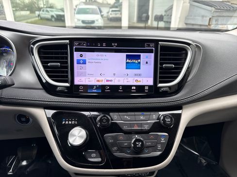 Used 2023 Chrysler Pacifica Touring-L image 18