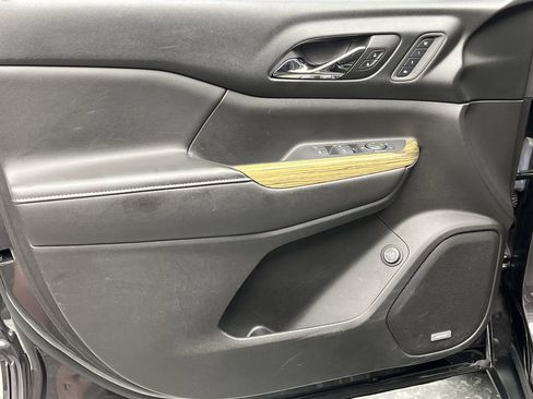 Used 2017 GMC Acadia Denali w/ Technology Package AWD/4WD image 8