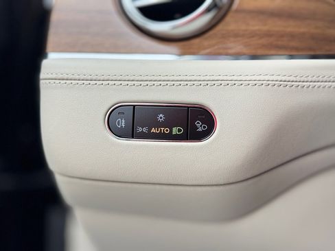 Used 2025 Bentley Bentayga image 17