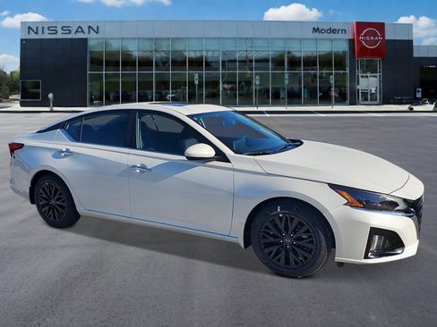 New 2026 Nissan Altima 2.5 SV FWD image 2