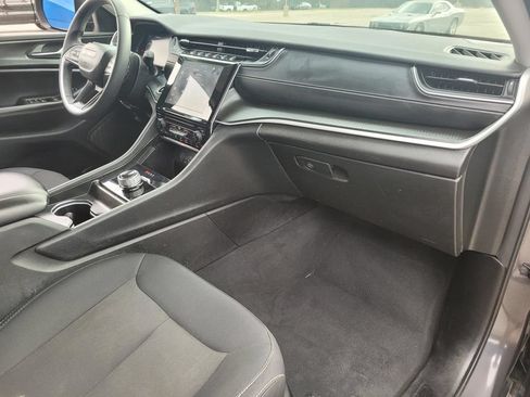 Used 2024 Jeep Grand Cherokee Laredo RWD image 8