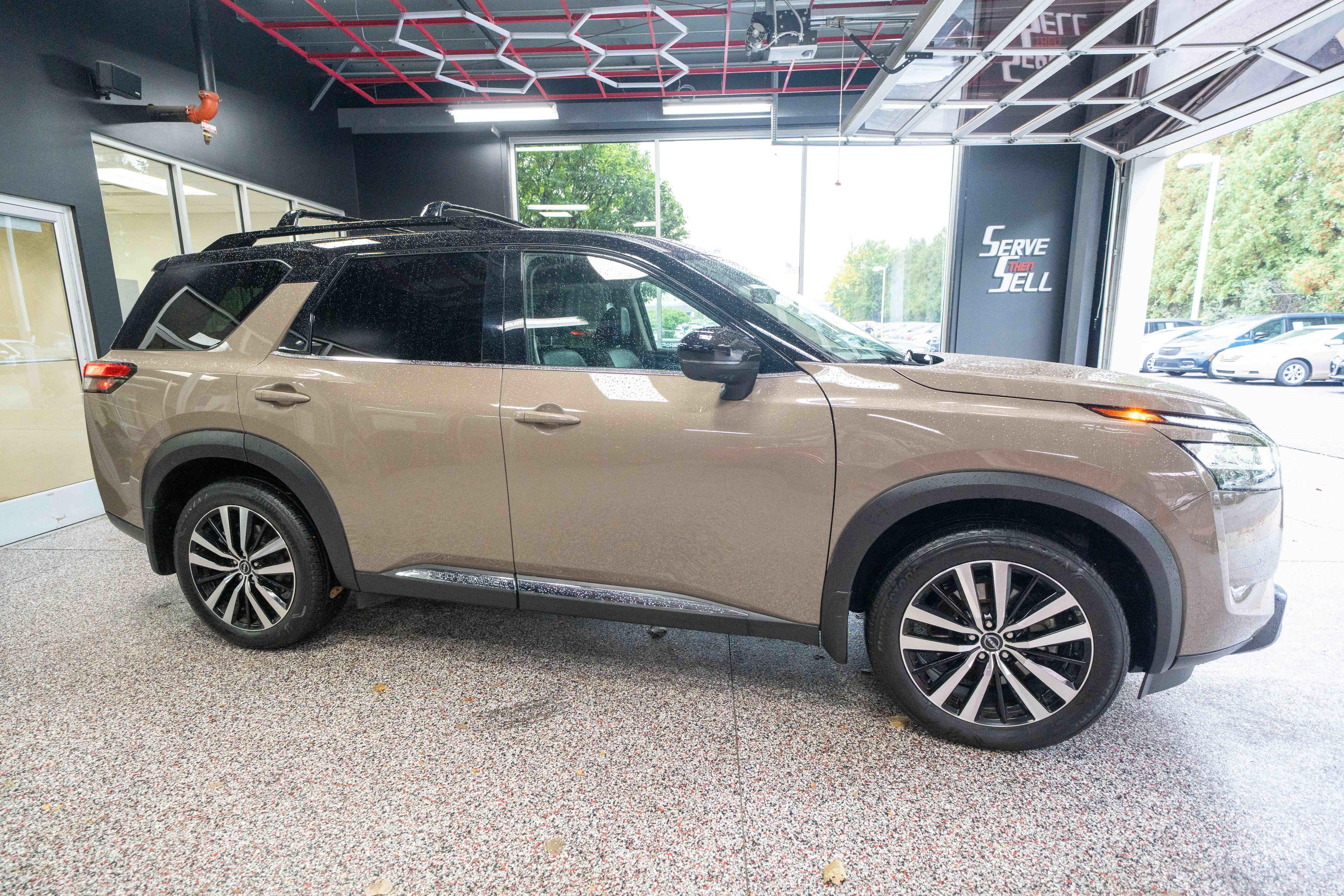 Used 2024 Nissan Pathfinder Platinum AWD/4WD image 5