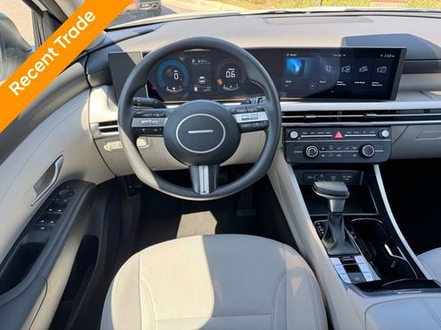 Used 2025 Hyundai Tucson SE image 2