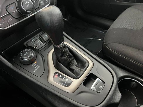 Used 2016 Jeep Cherokee Latitude w/ Cold Weather Group image 21