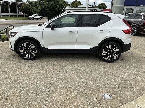 Used 2025 Volvo XC40 B5 Plus AWD/4WD image 11