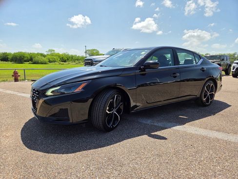 Used 2024 Nissan Altima 2.5 SR FWD image 3