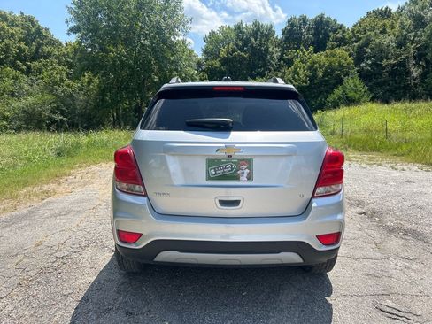 Used 2018 Chevrolet Trax LT w/ LT Convenience Package FWD image 4