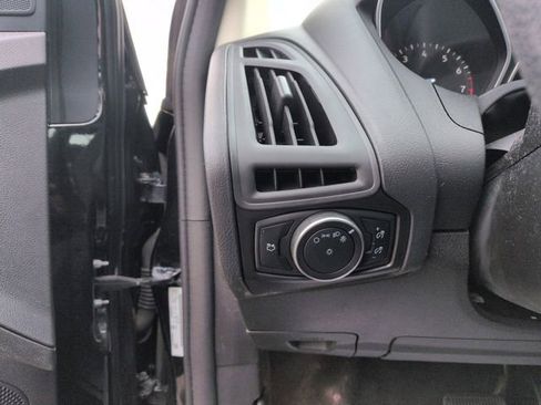 Used 2015 Ford Focus SE FWD image 30