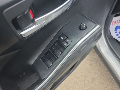 Used 2022 Toyota Highlander XLE AWD/4WD image 11