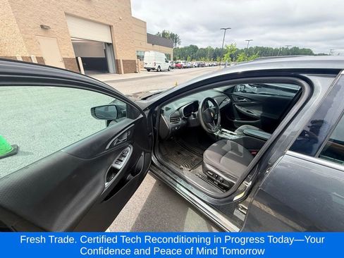 Used 2017 Chevrolet Malibu LT FWD image 7