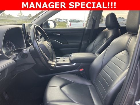 Used 2023 Toyota Highlander XLE image 17