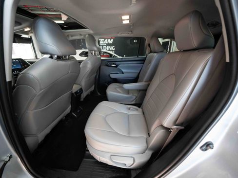 Certified 2022 Toyota Highlander XLE image 24