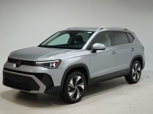 Used 2025 Volkswagen Taos SE AWD/4WD image 3