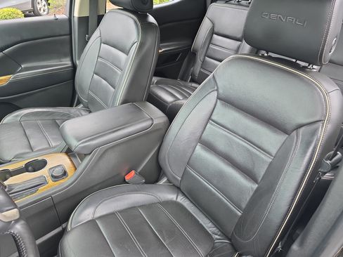 Used 2017 GMC Acadia Denali w/ Technology Package FWD image 15