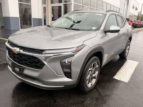 Used 2025 Chevrolet Trax LT w/ LT Convenience Package image 4