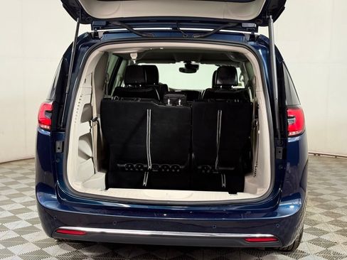 Used 2023 Chrysler Pacifica Touring-L FWD image 6