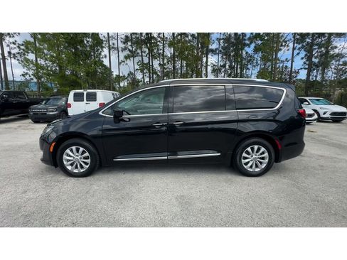 Used 2019 Chrysler Pacifica Touring-L image 5