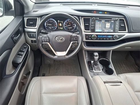Used 2019 Toyota Highlander XLE image 8