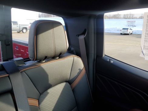 Used 2025 GMC Canyon AT4 w/ Technology Plus Package image 15