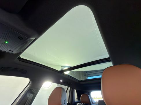 Used 2025 Volkswagen Tiguan SEL R-Line image 12