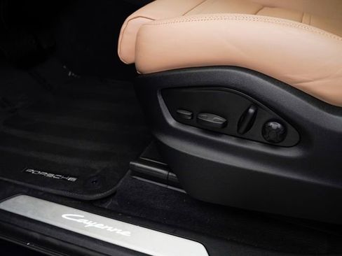 Certified 2025 Porsche Cayenne Coupe AWD/4WD image 9
