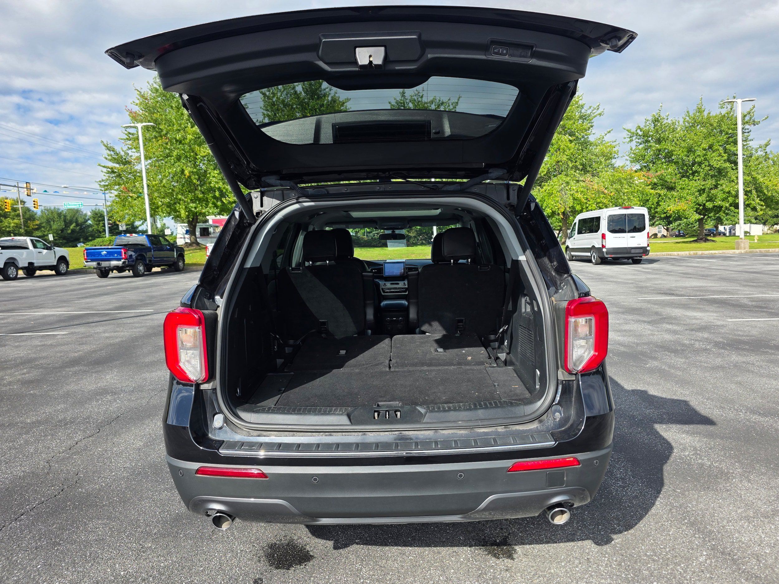 Used 2023 Ford Explorer XLT w/ Equipment Group 202A AWD/4WD image 9