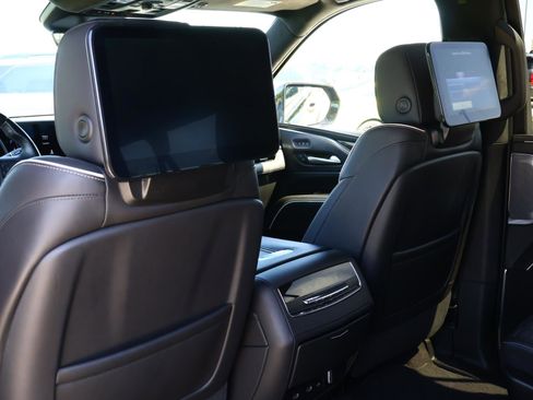 Used 2024 Cadillac Escalade ESV Premium Luxury Platinum AWD/4WD image 19