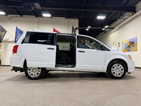 Used 2019 Dodge Grand Caravan SE FWD image 25
