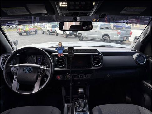 Used 2017 Toyota Tacoma TRD Off-Road w/ Tow Package (A/T) image 14