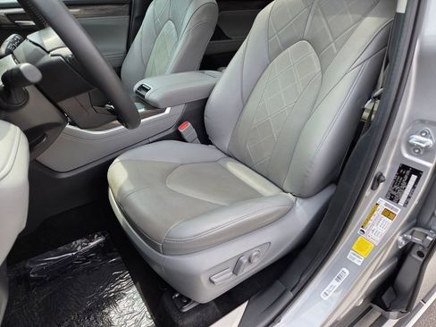 Used 2024 Toyota Highlander Platinum FWD image 6