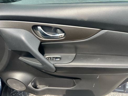 Used 2016 Nissan Rogue SV FWD image 10