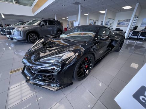 Used 2025 Chevrolet Corvette Z06 RWD image 4