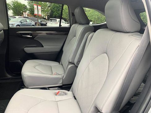 Used 2023 Toyota Highlander Platinum FWD image 11