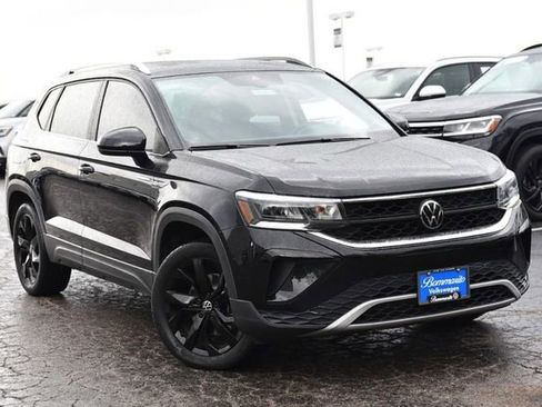 Used 2023 Volkswagen Taos SE w/ Panoramic Sunroof Package AWD/4WD image 2