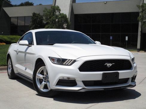 Used 2015 Ford Mustang Coupe RWD image 1