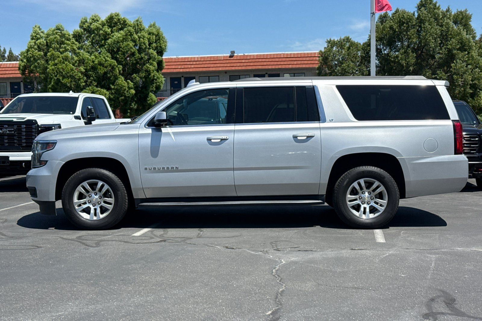 Used 2019 Chevrolet Suburban LT w/ Luxury Package AWD/4WD image 8
