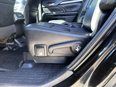 Used 2017 Toyota Highlander XLE image 24
