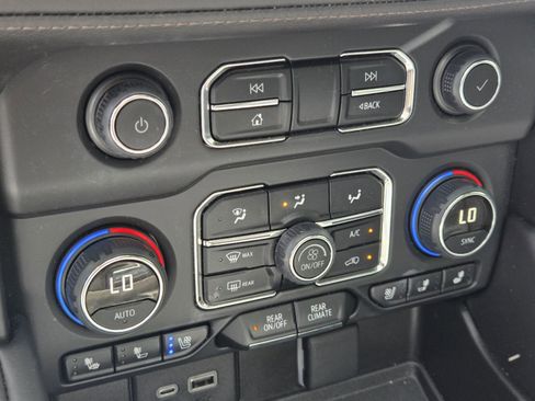 Used 2024 Chevrolet Suburban High Country image 18