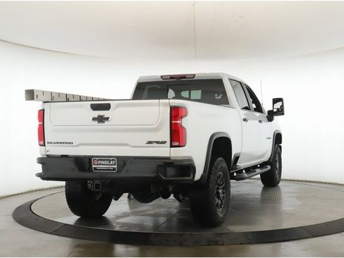 Used 2024 Chevrolet Silverado 2500 ZR2 w/ Technology Package image 7