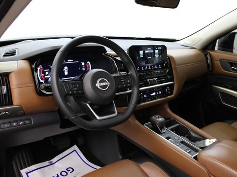 Used 2024 Nissan Pathfinder Platinum FWD image 17