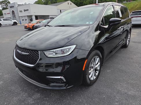 Certified 2026 Chrysler Pacifica Limited FWD image 8