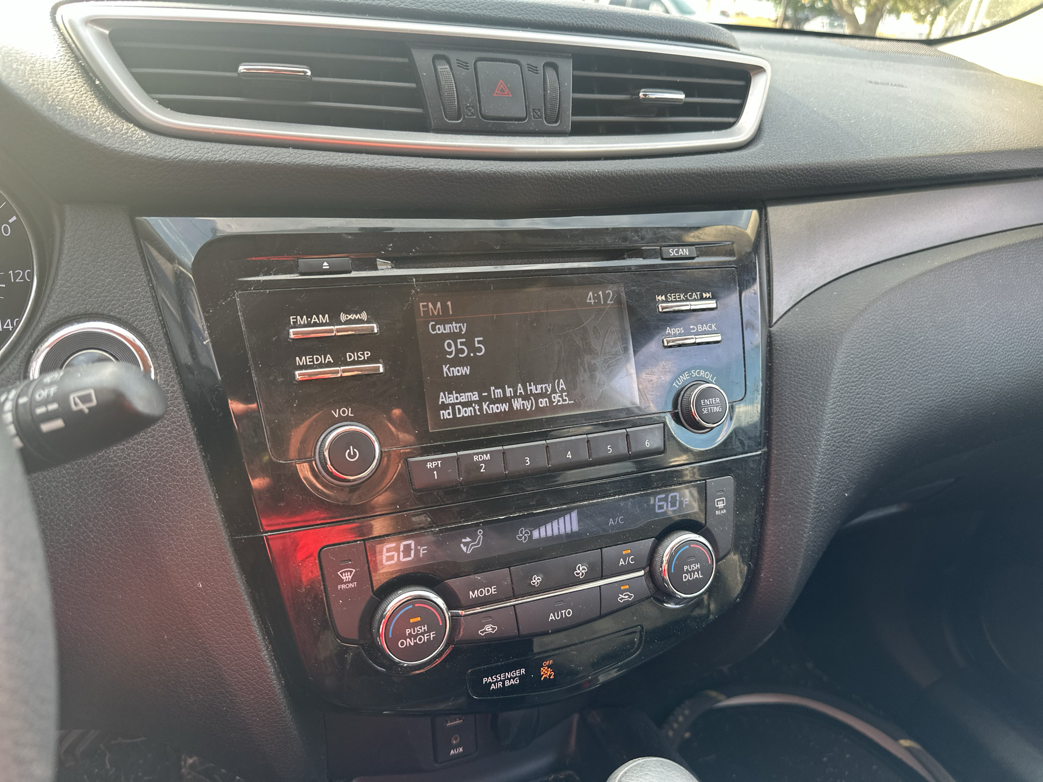 Used 2015 Nissan Rogue SV FWD image 27