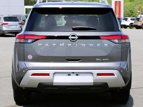 Used 2025 Nissan Pathfinder SL AWD/4WD image 9