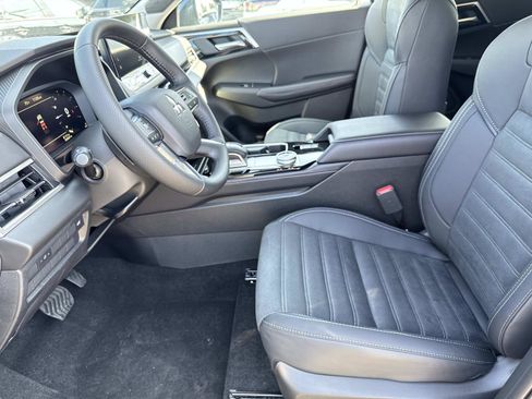 New 2025 Mitsubishi Outlander SE image 16