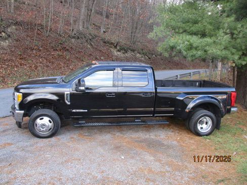 Used 2017 Ford F350 Lariat w/ Tow Technology Bundle image 3